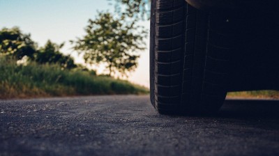 VIDEO: Nedá si říct, muž od policejní služebny odjel svým vozidlem, i když má platný zákaz řízení