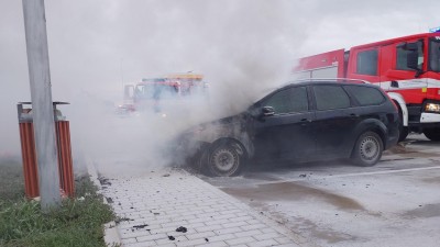 Auto zachvátil oheň, přenosným hasicím přístrojem se ho lidem zlikvidovat nepodařilo, museli nastoupit hasiči