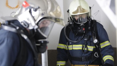 Z panelového domu museli kvůli štěnicím hasiči evakuovat 50 osob