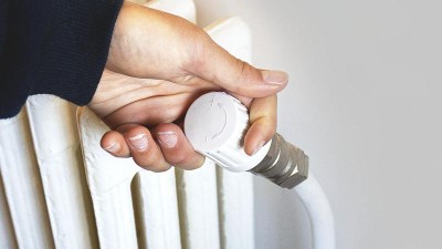 Chladná rána vystřídá v domácnostech teplý radiátor, začíná topná sezóna