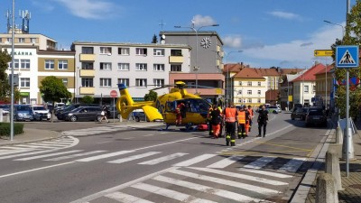 VIDEO: Muž utrpěl vážné zranění. Policisté hledají svědky střetu cyklistů a vozidla Opel