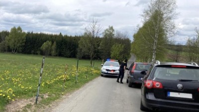Uzavírku obce Kameničky hlídá policie, neposlušní řidiči si krátí cestu přes okolní louky