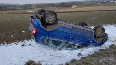 Auto na střeše v poli, i střet dvou vozů kvůli námraze. Na silnicích to klouže, buďte opatrní