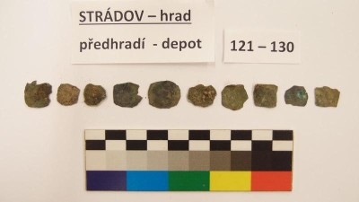Peníze se padělaly už ve středověku, dokazuje to nález 290 mincí nedaleko zříceniny hradu Strádov poblíž Nasavrk