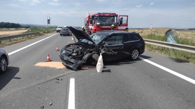 Provoz na silnici se zastavil po nehodě tří vozů u Janova a po srážce dvou aut u Gruny. Několik osob, včetně dětí, utrpělo zranění
