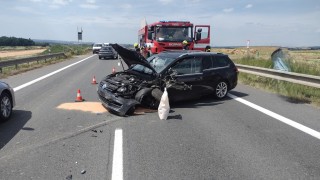 Provoz na silnici se zastavil po nehodě tří vozů u Janova a po srážce dvou aut u Gruny. Několik osob, včetně dětí, utrpělo zranění