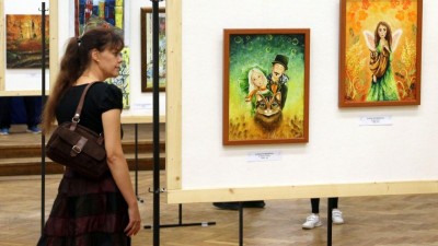 VIDEO: 43 umělců představuje svá díla na Výstavě výtvarného umění v Ústí nad Orlicí, některá si můžete i pořídit