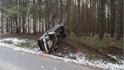 VIDEO: Řidič se snažil ujet policistům, havaroval a skončil v příkopu