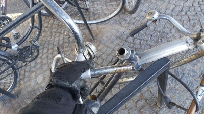 Muž potřeboval náhradní díly na kolo, tak je odmontoval ze zaparkovaných bicyklů