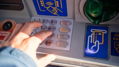 Pozor na nový trik podvodníků! Vaše peníze vyberou z bankomatu, aniž by měli k dispozici kartu. Stačí jim k tomu málo