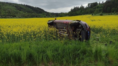 Jeden vůz skončil v řepce, druhý přišel o kolo. V Rozstání se střetly dva vozy, přitom se zranili tři lidé