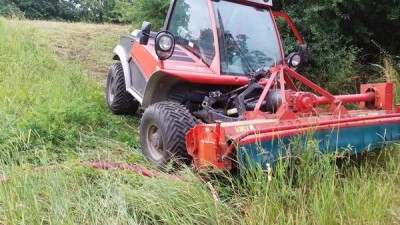 Nepříjemná situace. Muž v traktoru při sekání trávy nabral do sekačky elektrický kabel