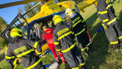 Řidička dodávky u Proseče narazila do stromu a utrpěla zranění. Letěl pro ní vrtulník