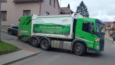 Popelářský vůz se zasekl na silnici, na pomoc mu přijeli hasiči