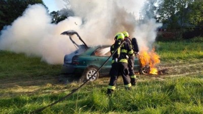 V Barchově na Pardubicku shořelo auto