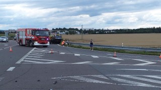 Dvě osobní auta se střetla na křižovatce silnic I/17 a I/37 u Chrudimi, jedno z aut skončilo na střeše