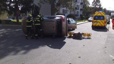 Auto po srážce skončilo na boku. Řidiče museli vyprostit hasiči