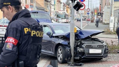VIDEO: Aktualizace - Řidič Audi naboural do semaforu po policejní honičce. Byl zdrogovaný a ujížděl v kradeném autě. Po nárazu se dal na ú