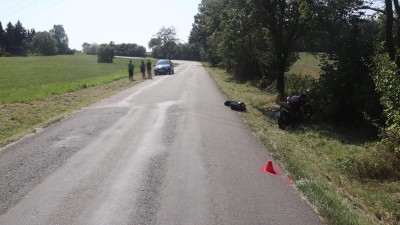 Motorkář skončil v příkopu, řidič osobního vozidla z místa nehody ujel