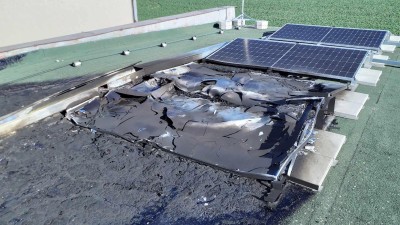 Střecha garáže hořela, plameny šlehaly z fotovoltaických panelů umístěných na ní