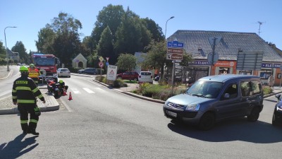 Dva motorkáři se v neděli odpoledne zranili po srážce jejich motocyklu s autem