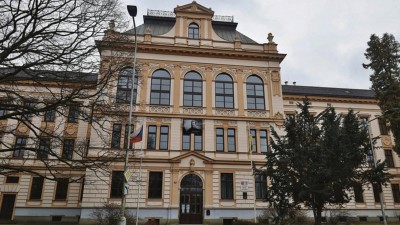 Gymnázium v Poličce má novou střechu, vyměněná okna a zlepšené vytápění