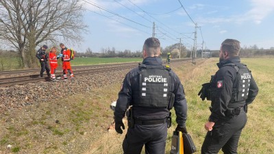 Vlak srazil nedaleko zast&aacute;vky Pardubice Sv&iacute;tkov člověka, ten na m&iacute;stě sv&yacute;m zraněn&iacute;m podlehl