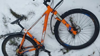 Kolo zahodil do sněhu, když se bl&iacute;žila hl&iacute;dka str&aacute;žn&iacute;ků