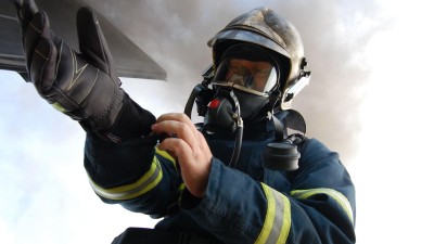 Jak dlouho trv&aacute; hasičům obl&eacute;ct si kompletn&iacute; v&yacute;stroj k&nbsp;pož&aacute;ru? Tady je odpověď a důkaz ve videu