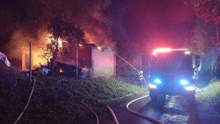V obci Sklené došlo k požáru hospodářské části rodinného domu. Foto HZS Pardubický kraj
