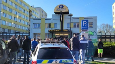 Kdosi pohrozil hotelu bombou, policie evakuovala tři sta lidí