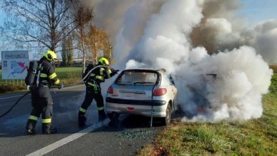 Oblaka dýmu za Čívicemi způsobil požár vozidla