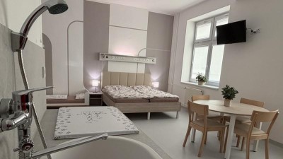 V pardubick&eacute; nemocnici maj&iacute; apartm&aacute;n, kde mohou b&yacute;t po porodu pohromadě rodiče společně i se star&scaron;&iacute;m d&iacute;tětem