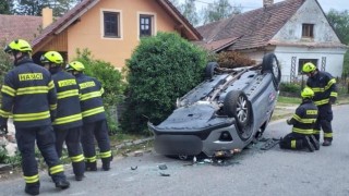 Auto skončilo na střeše, ženě museli pomáhat záchranáři, ti poté pospíchali k nehodě hned tří vozidel