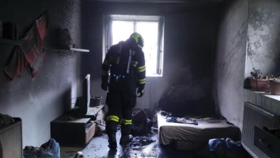 V rodinném domě začal hořet dětský pokoj, hasiči zachraňovali také kočku