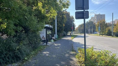 Opravy autobusových zastávek v Polabinách pokračují touto zastávkou