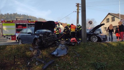 Po střetu kamionu a dvou osobních vozidel na místě nehody byli čtyři zranění