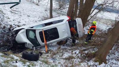 Auto skončilo mimo vozovku částí v potoce