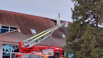 V závodě na výrobu brzdových obložení na motocykly vzplál oheňpod střechou