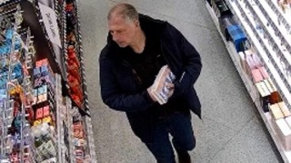 Zloděj zavítal do drogerie a bral. Tento muž by o tom mohl něco vědět