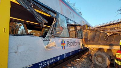 Složky IZS dnes směřovaly do Hru&scaron;ova, kde se střetl osobn&iacute; vlak s n&aacute;kladn&iacute;m autem. Několik osob utrpělo zraněn&iacute;