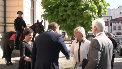 Prezident republiky Petr Pavel s manželkou nav&scaron;t&iacute;vili pardubickou radnici. U vstupu do radnice ho v&iacute;tali i starokladrub&scaron;t&iacute; vran&iacute;ci