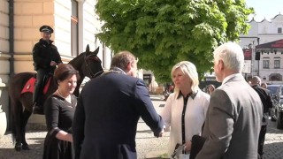 Prezident republiky Petr Pavel s manželkou navštívili pardubickou radnici. U vstupu do radnice ho vítali i starokladrubští vraníci