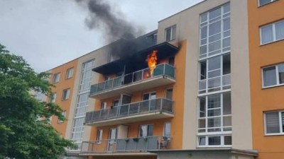 V panelovém bytě v Pardubicích vypukl požár, při evakuaci obyvatel domu se dva policisté nadýchali kouře