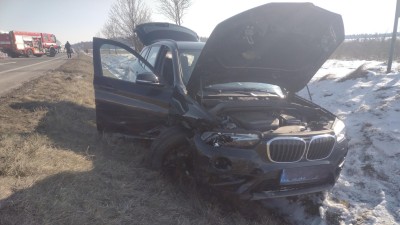 Srážka dvou aut u Janova, auto s přívěsem zablokovalo silnici u Trpína