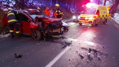 Dvě totožné nehody. Řidiči neudrželi vozidla na silnici a skončili ve stromu