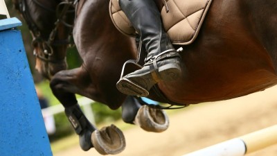 Tragická událost na jezdeckých závodech - jezdkyně po pádu z koně zemřela