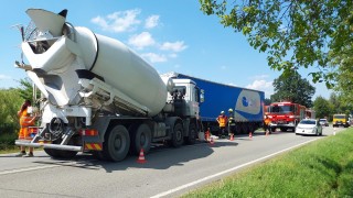 Střet dvou nákladních vozidel u Líšnice uzavřel jeden jízdní pruh