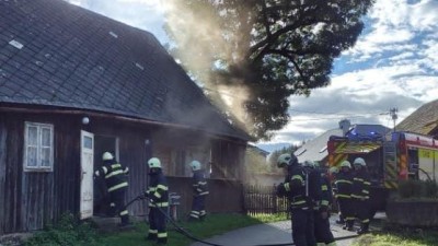 Na požár chalupy upozornila sousedka, tím ji zachránila