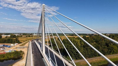Foto z ptačí perspektivy: Prohlédněte si obchvat Pardubic ještě před jeho dokončením